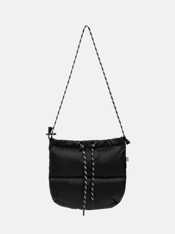 Petit sac à coussin noir Pillow bag avec cordon de serrage de Mads Norgaard chez Little Copenhagen