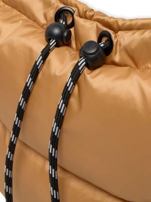 Petit sac à coussin beige Pillow bag avec cordon de serrage de Mads Norgaard chez Little Copenhagen
