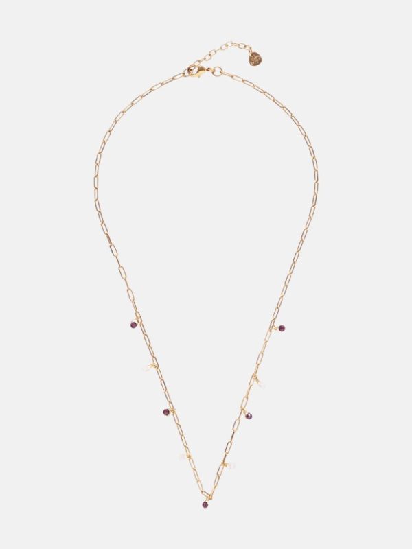 Collier long en motifs de chaînes dorées. La chaîne comporte plusieurs petits pendentifs en grenat et en quartz rose. Le collier est fait à la main par la marque a beautiful story