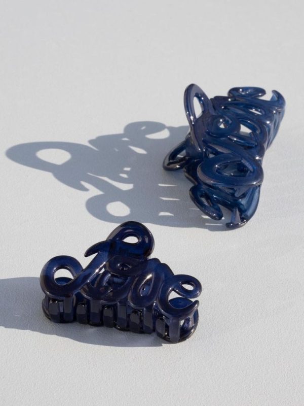 Hair clip in dark blue with writing "love"-
