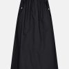 Longue jupe noire avec couture au milieu et deux poches latérales. La jupe a une forme en A