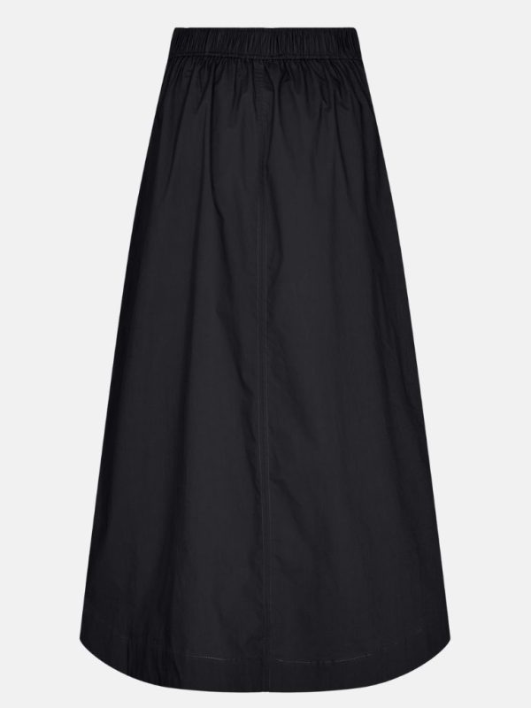 Longue jupe noire avec couture au milieu. La jupe a une forme en A