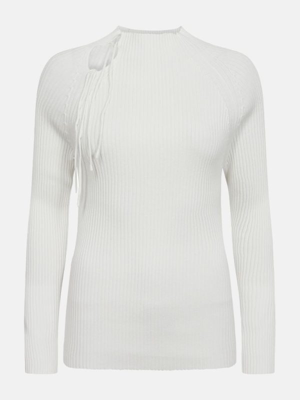 Weisser Pullover aus geripptem Stoff mit kleinem Stehkragen und dekorativen Fäden, die an der rechten Schulterseite hängen.